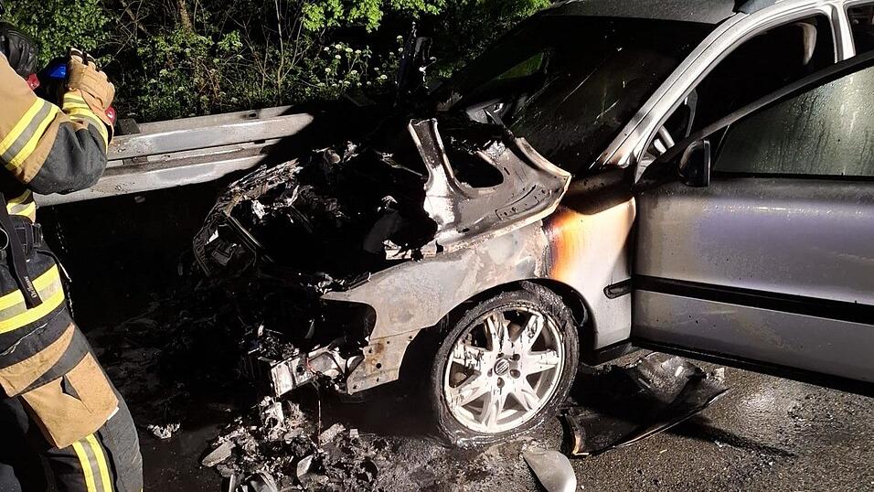 Ein Blick durch die Wärmebildkamera lässt den Feuerwehrler einschätzen, ob das Auto weiter heruntergekühlt werden muss. Ein Blick durch die Wärmebildkamera lässt den Feuerwehrler einschätzen, ob das Auto weiter heruntergekühlt werden muss.
