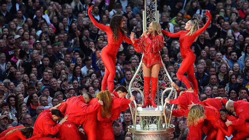 Auch in Amsterdam sollte Helene Fischer vor Zehntausenden Fans auftreten – keine zwei Wochen vor dem Konzert wurde der Ort nun aber verlegt. (Archivbild) Auch in Amsterdam sollte Helene Fischer vor Zehntausenden Fans auftreten – keine zwei Wochen vor dem Konzert wurde der Ort nun aber verlegt. (Archivbild)