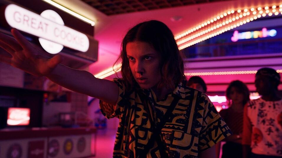 Zwei Titel, die bei den Fans schon heiß ersehnt wurden: Bei Netflix geht es 2022 mit der vierten Staffel von 'Stranger Things' und der zweiten Staffel von 'Bridgerton' weiter.
