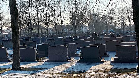 Der Friedhof in Schierling ist eine gemeindliche Einrichtung. Da das Defizit kontinuierlich anw&auml;chst, werden die Benutzungsgeb&uuml;hren um 20 Prozent erh&ouml;ht.