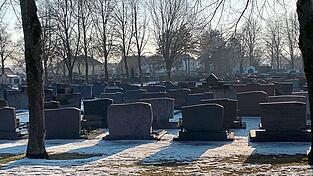 Der Friedhof in Schierling ist eine gemeindliche Einrichtung. Da das Defizit kontinuierlich anwächst, werden die Benutzungsgebühren um 20 Prozent erhöht. Der Friedhof in Schierling ist eine gemeindliche Einrichtung. Da das Defizit kontinuierlich anwächst, werden die Benutzungsgebühren um 20 Prozent erhöht.