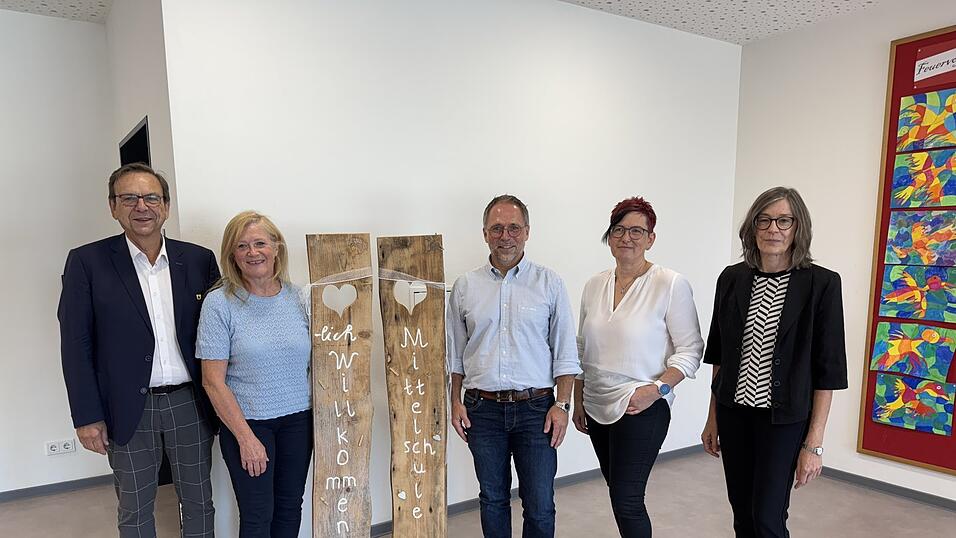B&uuml;rgermeister Franz Wittmann (v.l.), die bisheriger Rektorin Ida Maria K&auml;rtner, der neue Rektor Markus Lemberger, Konrektorin Vera Weinberger und Schulamtsdirektorin Ulrike Ebner