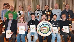 Die Preisträger freuten sich über Urkunden und Pokale. Bester Verein ist Berghausen. Die Ehrenscheibe ging an Sylvia Bachmeier für den besten Zehner. Die Preisträger freuten sich über Urkunden und Pokale. Bester Verein ist Berghausen. Die Ehrenscheibe ging an Sylvia Bachmeier für den besten Zehner.