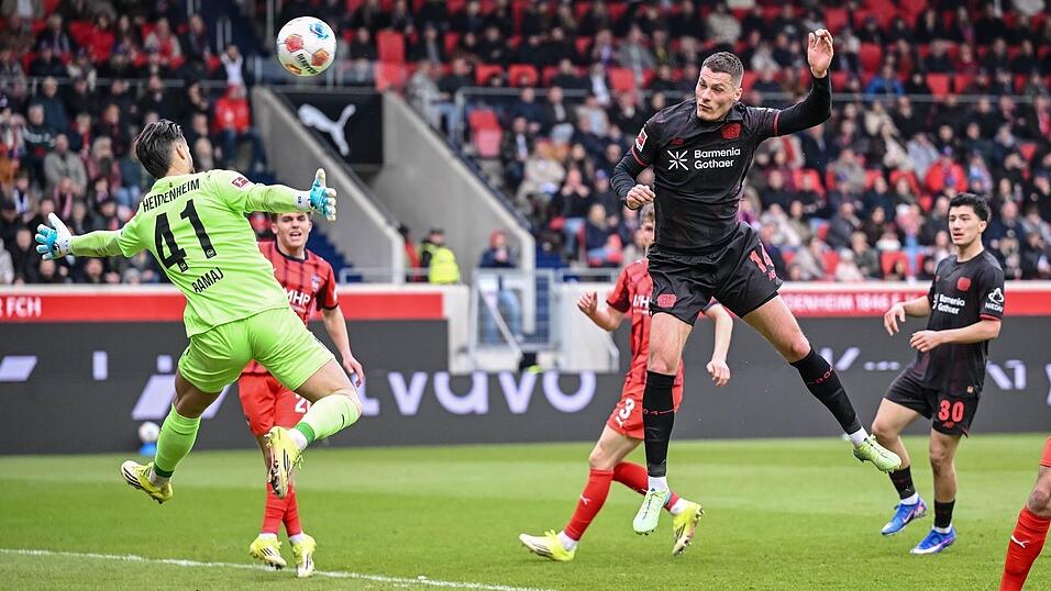 Schick gemacht: Der Leverkusener Stürmer trifft in dieser Szene per Kopf zum 2:0. Schick gemacht: Der Leverkusener Stürmer trifft in dieser Szene per Kopf zum 2:0.