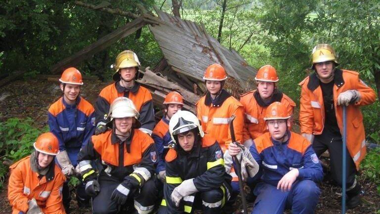 Die Jugend der Feuerwehr Straubing hat im Aktivspielplatz bärenstark Aufrauämarbeiten verrichtet (alte Baumhäuser zerlegen...)
