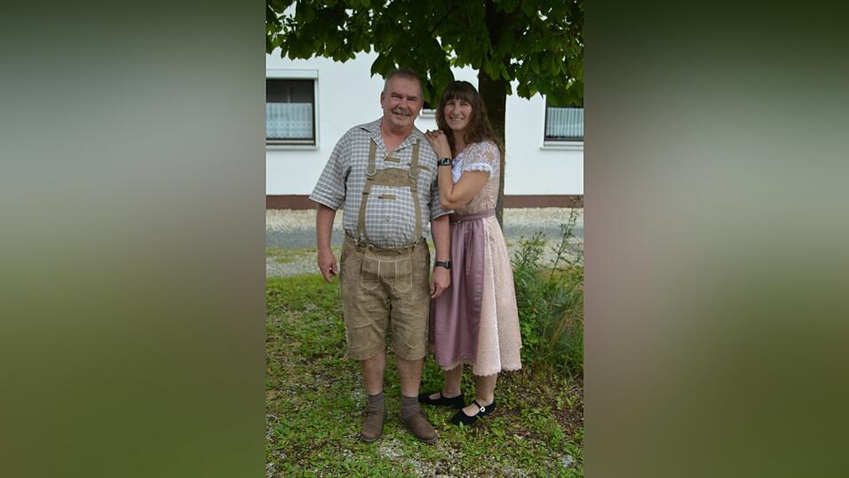 Claudia und Thomas Heilmeier waren auf dem Weg zur Kegelbahn in Frontenhausen. Anlass war eine Taufe. Claudia und Thomas Heilmeier waren auf dem Weg zur Kegelbahn in Frontenhausen. Anlass war eine Taufe.