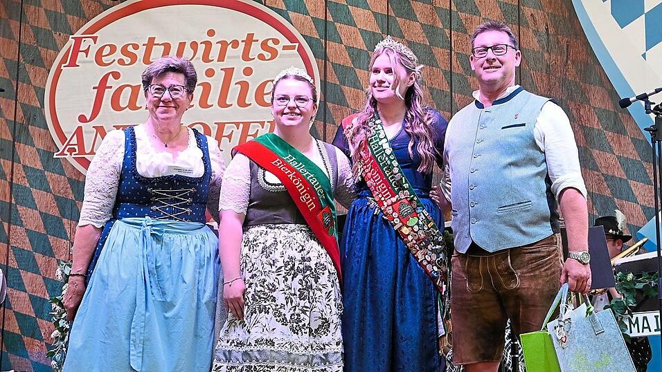 Die neue Bierk&ouml;nigin Lisa Massier wird nun f&uuml;r ein Jahr die Stadt Mainburg vertreten, v.l.: Hannelore Langwieser, Lisa Massier, Karolin Ruhfa&szlig;, Helmut Fichtner.