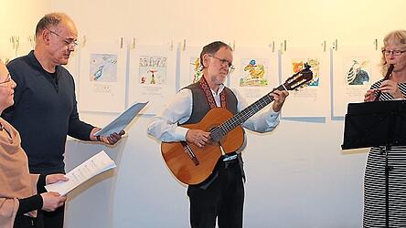 Der Künstler Fritz Maier inmitten der Musikgruppe „Eisprung“.