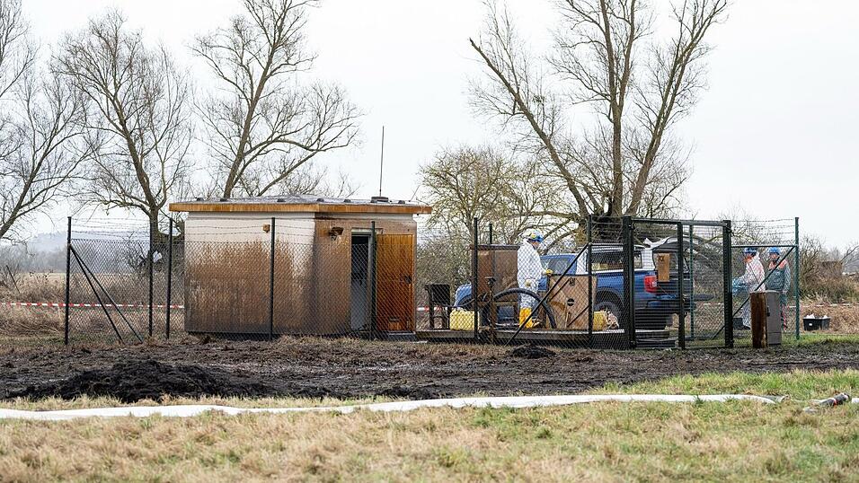 Aufr&auml;umen nach dem Ungl&uuml;ck: Arbeiter bei Gramzow.