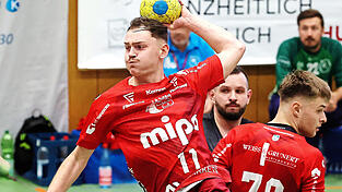 Einfach eine Wucht: Daniel Scheibengraber (am Ball) avancierte in der Partie gegen G&uuml;nzburg mit zehn Toren wieder einmal zum Top-Scorer und leistete auch mit dem Entscheidungstreffer einen wertvollen Beitrag zum knappen Sieg.