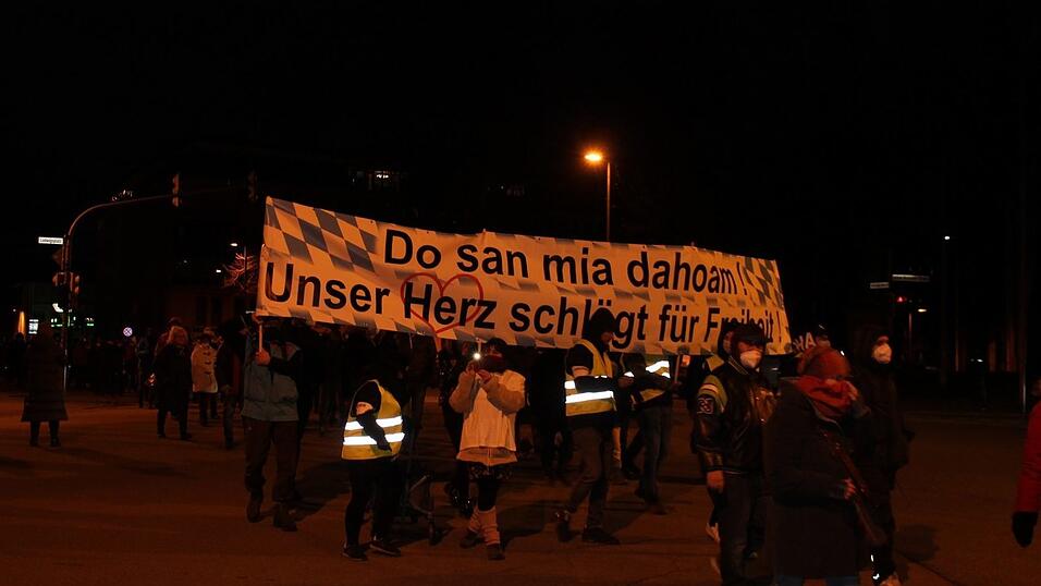 An der Kundgebung und am Protestzug beteiligten sich laut Polizei bis zu 1.900 Menschen.