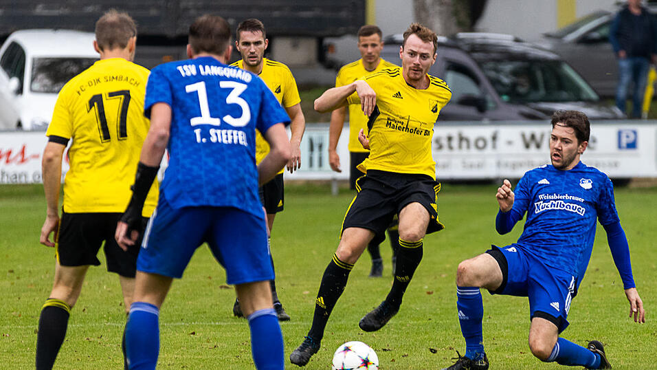Thomas Einhell (in gelb, r.) sorgte mit seinem Elfmeter-Tor für den 2:1-Sieg der Simbacher, die nach dem Rückstand eine tolle Moral bewiesen und das Spiel noch drehten. Thomas Einhell (in gelb, r.) sorgte mit seinem Elfmeter-Tor für den 2:1-Sieg der Simbacher, die nach dem Rückstand eine tolle Moral bewiesen und das Spiel noch drehten.