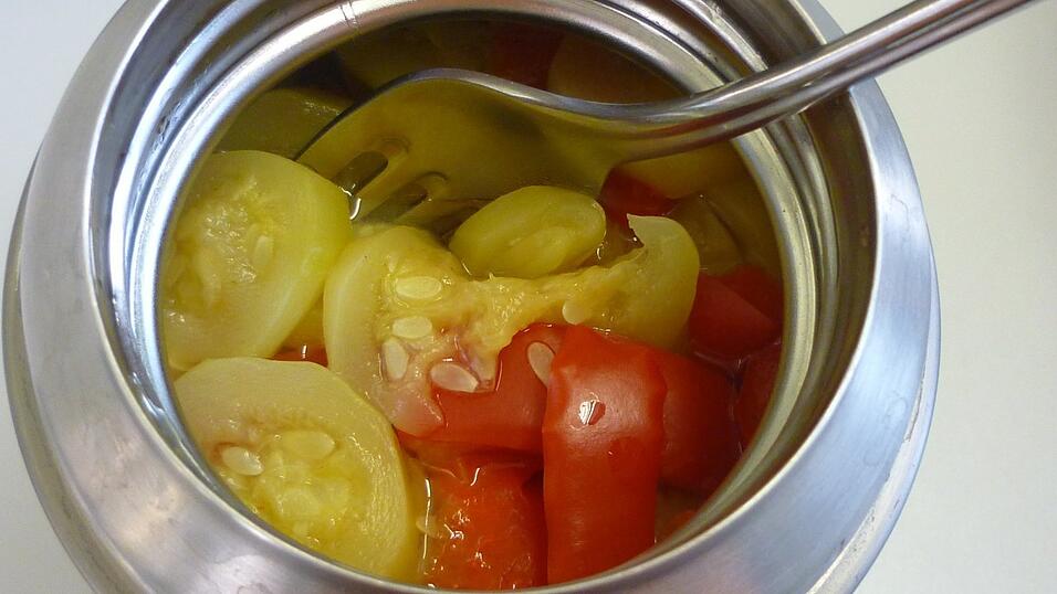 Zucchinischeiben und Paprikastreifen als schnelles Essen