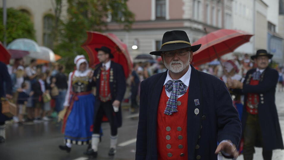 Zahlreiche Musik- und Trachtengruppen zogen nach dreij&auml;hriger Pause am Freitagabend zum Festplatz Am Hagen.&nbsp;