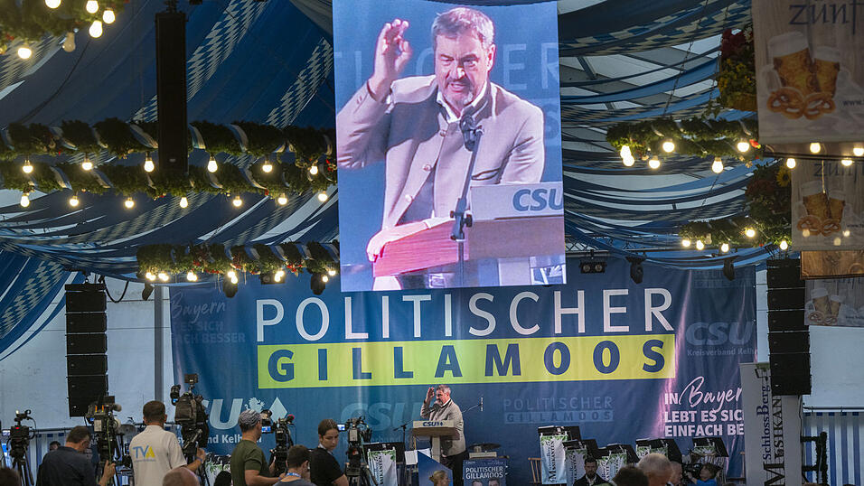 Markus Söder (CSU), Ministerpräsident von Bayern, steht beim Politischen Frühschoppen Gillamoos auf der Bühne.