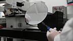 Ein Mitarbeiter der Nexperia Germany GmbH hält ein Zwischenprodukt der Halbleiterproduktion, einen sogenannten Wafer, in den Räumlichkeiten des Halbleiterproduzenten Nexperia mit einer Pinzette fest. Ein Mitarbeiter der Nexperia Germany GmbH hält ein Zwischenprodukt der Halbleiterproduktion, einen sogenannten Wafer, in den Räumlichkeiten des Halbleiterproduzenten Nexperia mit einer Pinzette fest.