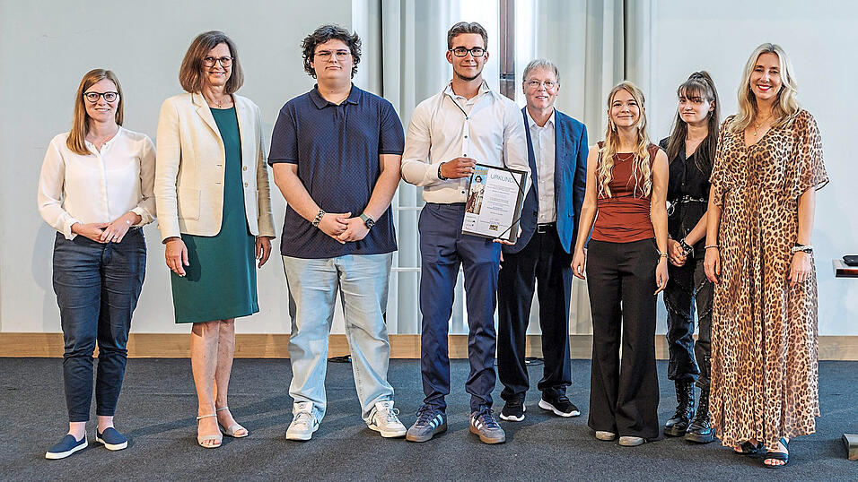 Die Klasse FOS 11 der Herder-Schule Pielenhofen mit ihrem Lehrer Albert Eichmeier (Fünfter von links) freut sich über den Sonderpreis Multiperspektivische Spurensuche. Übergeben haben ihn Landtagspräsidentin Ilse Aigner (Zweite von links) und Kultusministerin Anna Stolz. Die Klasse FOS 11 der Herder-Schule Pielenhofen mit ihrem Lehrer Albert Eichmeier (Fünfter von links) freut sich über den Sonderpreis Multiperspektivische Spurensuche. Übergeben haben ihn Landtagspräsidentin Ilse Aigner (Zweite von links) und Kultusministerin Anna Stolz.