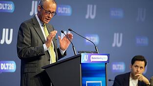Kanzler Friedrich Merz spricht beim Deutschlandtag der Jungen Union. Deren Vorsitzenden Johannes Winkel kann er nicht überzeugen Kanzler Friedrich Merz spricht beim Deutschlandtag der Jungen Union. Deren Vorsitzenden Johannes Winkel kann er nicht überzeugen