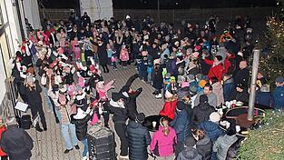 Beim Auftritt der R&auml;nDancers herrscht dichtes Gedr&auml;nge im Hof der FFW R&auml;nkam.