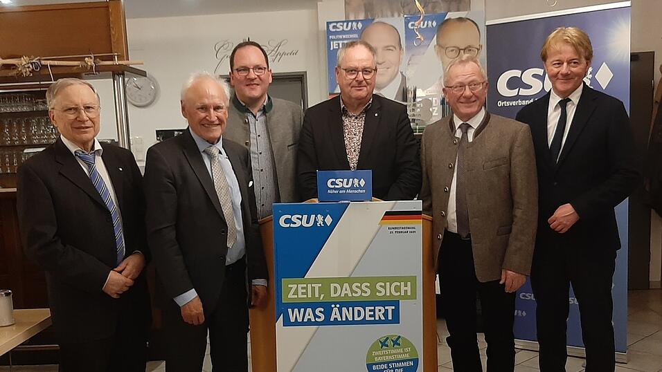 CSU-Ehrenvorsitzender Herbert Wenk, Staatsminister a.D. Erwin Huber, dritter Bürgermeister Matthias Oberhofer, Bürgermeister und Sprecher der CSU-Kreistagsfraktion Josef Klaus, Altbürgermeister und Kreisrat Josef Haselbeck, CSU-Ortsvorsitzender Thomas Ritzinger freuen sich beim Festabend.