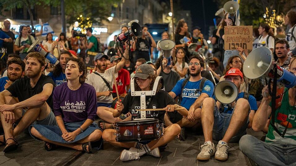 Erneut fordern Demonstranten in Israel von ihrer Regierung ein Abkommen zur Beendigung des Krieges.