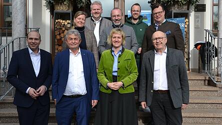 Der vbw-Vizepr&auml;sident Bertram Brossardt (vorne 2. v. l.) und IHK-Gremiumsvorsitzender Klaus Sperling (hinten rechts) waren G&auml;ste der CSU-Klausur zum Thema &bdquo;Wirtschaftsstandort Landkreis Kelheim&ldquo;. Mit im Bild die CSU-Spitze mit (vorne v. l.) MdB Florian O&szlig;ner, MdL Petra H&ouml;gl, Landrat Martin Neumeyer, (hinten v. l.) Maureen Sperling, Siegfried L&ouml;sch, MdEP Manfred Weber und JU-Kreisvorsitzender Niklas Neumeyer.