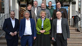 Der vbw-Vizepr&auml;sident Bertram Brossardt (vorne 2. v. l.) und IHK-Gremiumsvorsitzender Klaus Sperling (hinten rechts) waren G&auml;ste der CSU-Klausur zum Thema &bdquo;Wirtschaftsstandort Landkreis Kelheim&ldquo;. Mit im Bild die CSU-Spitze mit (vorne v. l.) MdB Florian O&szlig;ner, MdL Petra H&ouml;gl, Landrat Martin Neumeyer, (hinten v. l.) Maureen Sperling, Siegfried L&ouml;sch, MdEP Manfred Weber und JU-Kreisvorsitzender Niklas Neumeyer.