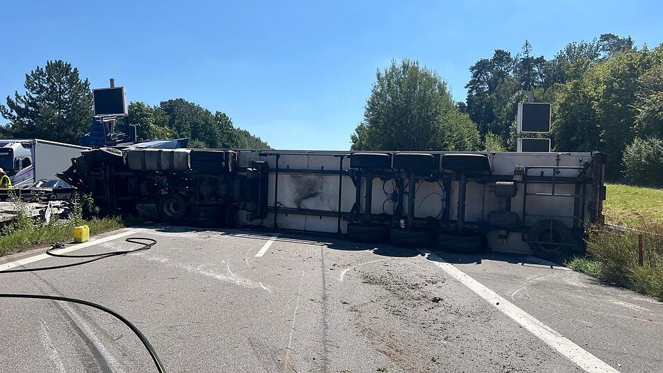 Ein Lastwagen kippte am Dienstag auf der A93 bei Regenstauf um und blieb quer zur Fahrbahn in Fahrtrichtung München liegen.