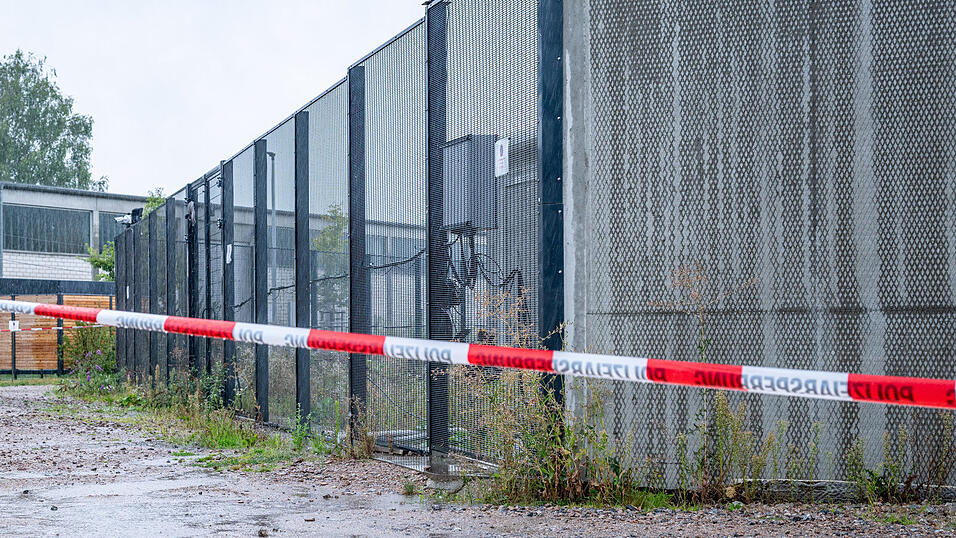Nach dem Ausbruch hat die Polizei Absperrbänder am BKH angebracht. Nach dem Ausbruch hat die Polizei Absperrbänder am BKH angebracht.