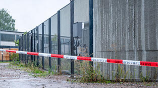 Nach dem Ausbruch hat die Polizei Absperrbänder am BKH angebracht.
