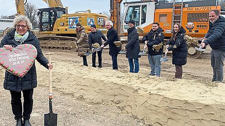 Schulleiterin Ingrid Link (l.) steht die Freude über den „großen Tag für die gesamte Schulfamilie“ ins Gesicht geschrieben.