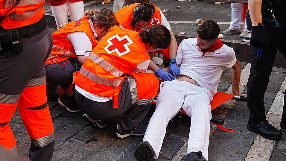 Die meisten Verletzten bei den Stierhatzen in Pamplona erleiden Prellungen oder Gehirnerschütterungen. Lebensgefährliche Verletzungen durch die langen spitzen Hörner der Kampfstiere sind seltener. Die meisten Verletzten bei den Stierhatzen in Pamplona erleiden Prellungen oder Gehirnerschütterungen. Lebensgefährliche Verletzungen durch die langen spitzen Hörner der Kampfstiere sind seltener.
