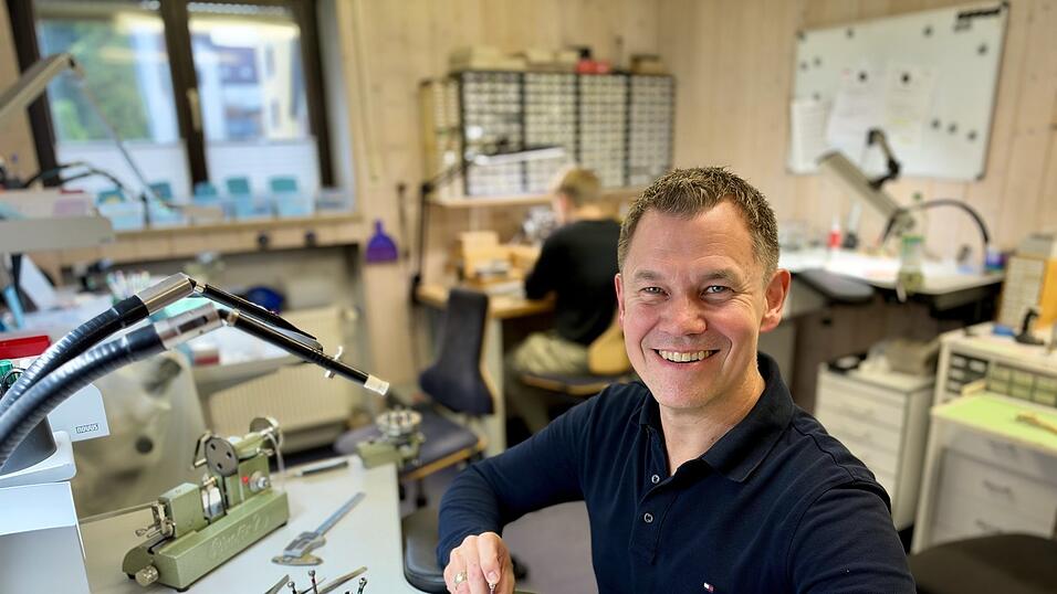 Albert Fischer ist Uhrmacher und seit 2018 Präsident des Zentralverbandes für Uhren, Schmuck und Zeitmesstechnik. Er sieht in der Branche ein attraktives Berufsfeld, auch für junge Menschen. Albert Fischer ist Uhrmacher und seit 2018 Präsident des Zentralverbandes für Uhren, Schmuck und Zeitmesstechnik. Er sieht in der Branche ein attraktives Berufsfeld, auch für junge Menschen.