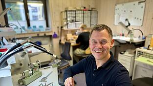 Albert Fischer ist Uhrmacher und seit 2018 Präsident des Zentralverbandes für Uhren, Schmuck und Zeitmesstechnik. Er sieht in der Branche ein attraktives Berufsfeld, auch für junge Menschen. Albert Fischer ist Uhrmacher und seit 2018 Präsident des Zentralverbandes für Uhren, Schmuck und Zeitmesstechnik. Er sieht in der Branche ein attraktives Berufsfeld, auch für junge Menschen.