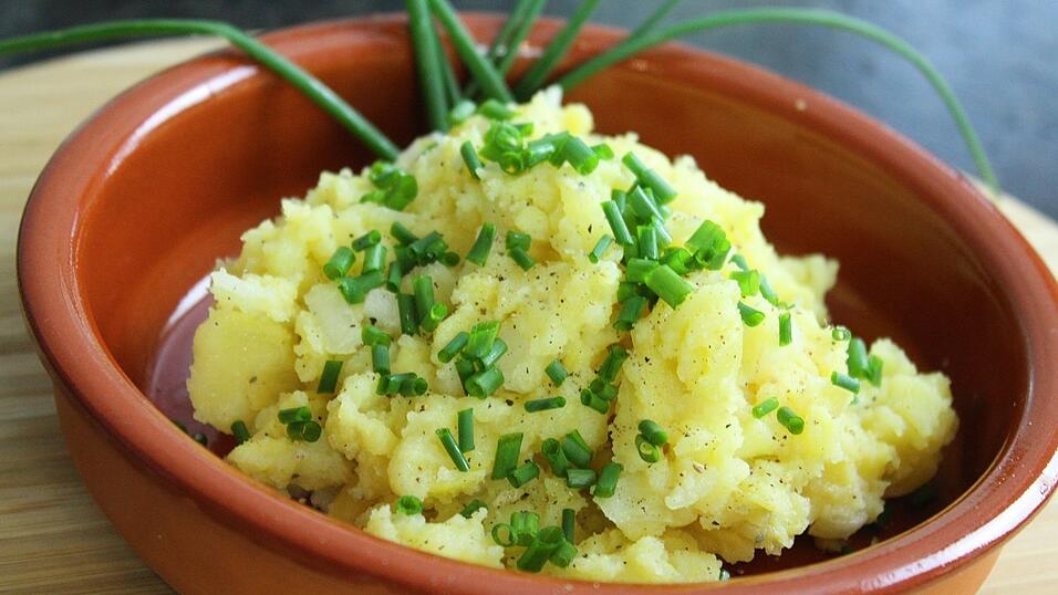 So lecker wie er aussieht, so einfach ist er in der Zubereitung: Der klassische Kartoffelsalat! So lecker wie er aussieht, so einfach ist er in der Zubereitung: Der klassische Kartoffelsalat!
