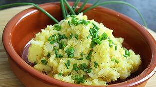 So lecker wie er aussieht, so einfach ist er in der Zubereitung: Der klassische Kartoffelsalat!