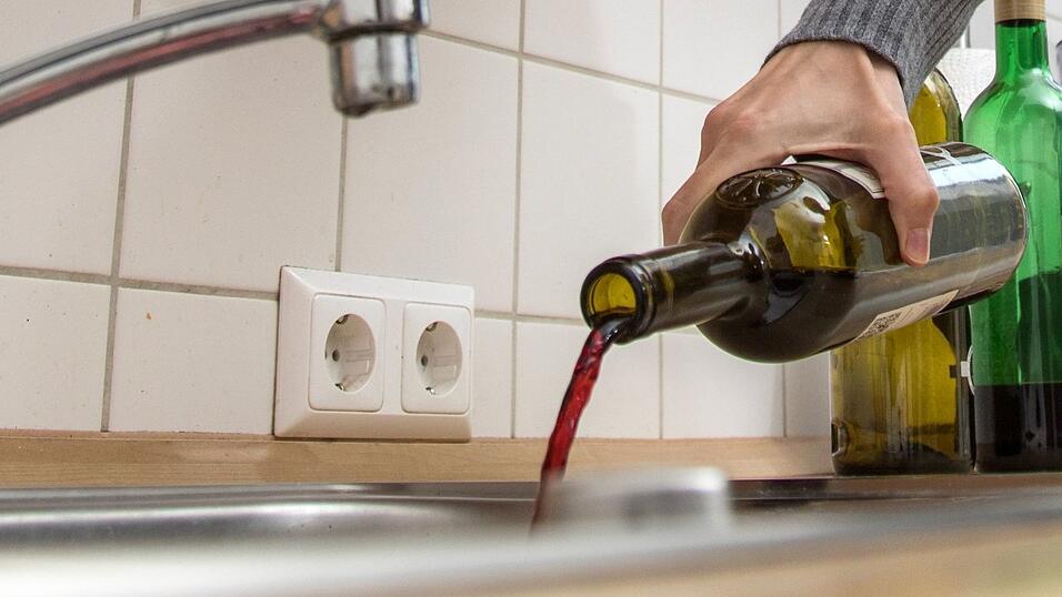 Alkohol behindert den Zellstoffwechsel, schwemmt auf und sorgt für Lymphstau. Wer auf Alkohol verzichtet, bekommt schönere und glattere Haut.