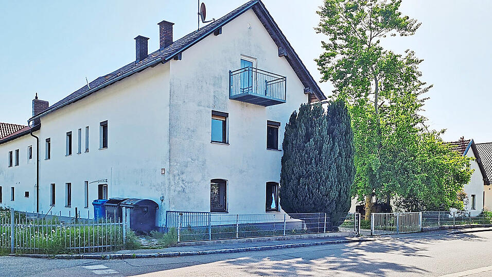 Die Asylunterkunft in der Bahnhofstra&szlig;e: Der Eigent&uuml;mer m&ouml;chte die Geb&auml;ude der alten Hofstelle, die auf dem Bild zu sehen sind, abrei&szlig;en und dann eine neue, gr&ouml;&szlig;ere Unterkunft dort bauen.