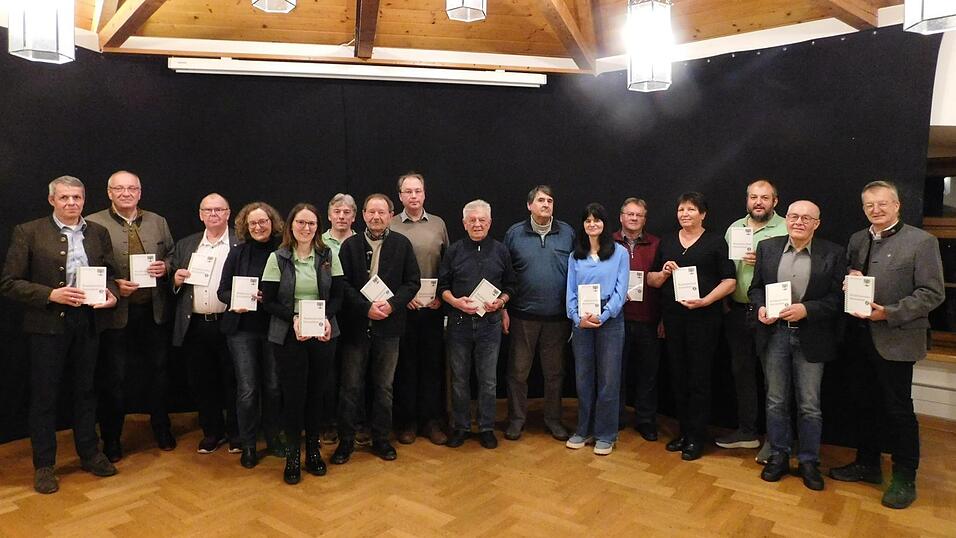 Die Vereinsverantwortlichen und Ehrengäste stellten mit den Autoren den neuen Heimatboten vor. Die Vereinsverantwortlichen und Ehrengäste stellten mit den Autoren den neuen Heimatboten vor.