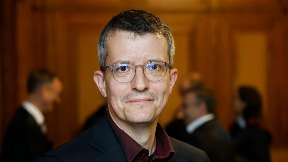 Der Referent der Verbraucherzentrale, Henning Fischer, spricht anlässlich der Klage von juristischem Neuland.