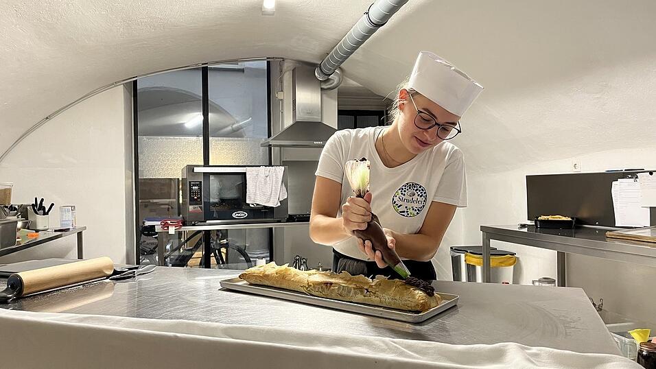 Letzte Handgriffe von Maria Löffler, bevor der Jubiläumsstrudel in die Auslage kommt. Letzte Handgriffe von Maria Löffler, bevor der Jubiläumsstrudel in die Auslage kommt.
