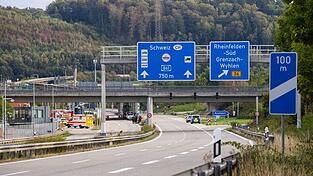 Die Polizei sperrte die Autobahn an der Grenze zur Schweiz. Die Polizei sperrte die Autobahn an der Grenze zur Schweiz.
