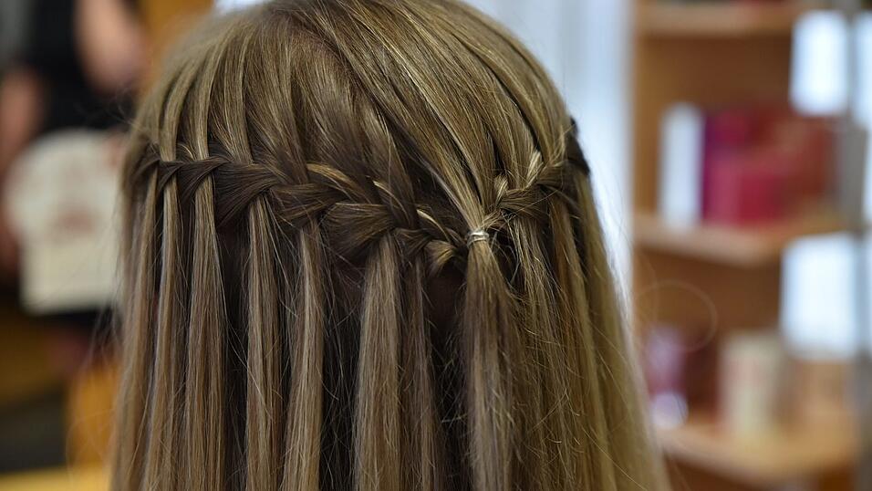 Jetzt die beiden Zöpfe nehmen und ineinander verdrehen und zu einem lockeren Dutt zusammenrollen. Mit Haargummis und Haarspray für festen Halt sorgen. Fertig. Jetzt die beiden Zöpfe nehmen und ineinander verdrehen und zu einem lockeren Dutt zusammenrollen. Mit Haargummis und Haarspray für festen Halt sorgen. Fertig.