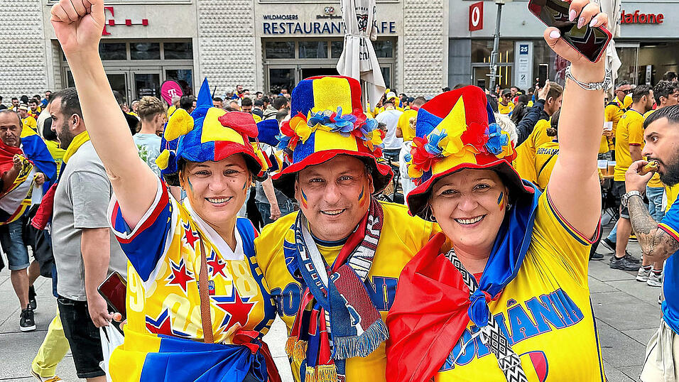 'Romania, Romania, ole, ole, ole': Die Fans aus Rumänien sind in der Münchner Innenstadt omnipräsent. 'Romania, Romania, ole, ole, ole': Die Fans aus Rumänien sind in der Münchner Innenstadt omnipräsent.