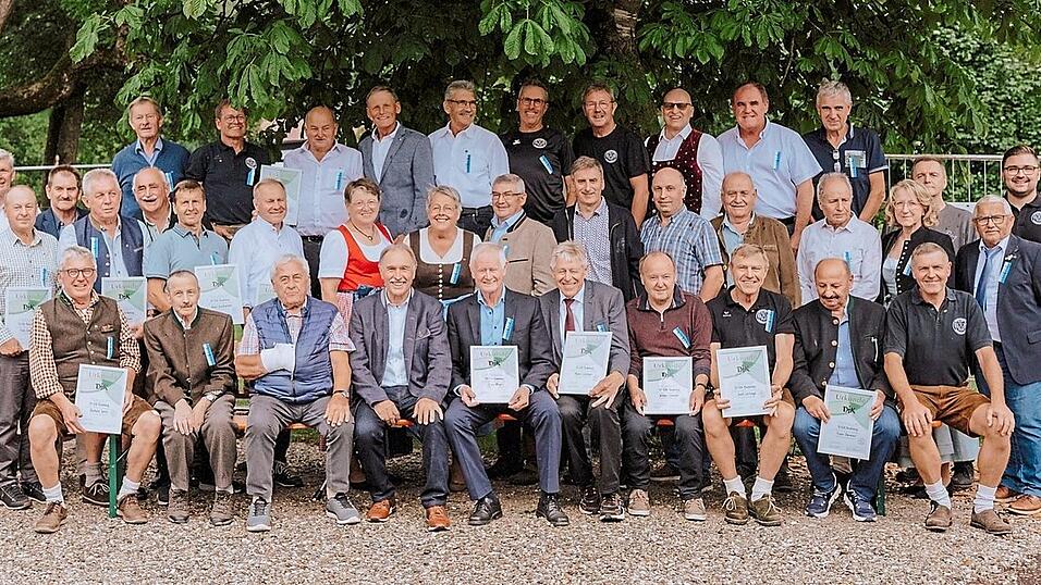Die im Rahmen der Jubiläumsfeier für 50 Jahre Vereinszugehörigkeit geehrten Mitglieder.