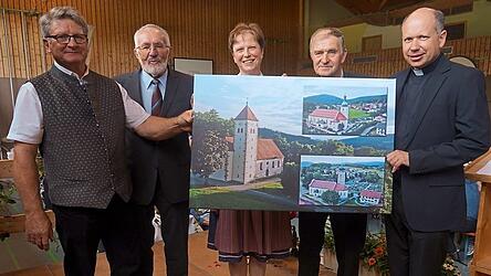 Eine Bildtafel der drei Kirchen der Pfarreiengemeinschaft wurde &uuml;berreicht: Franz Hutter (Kirchenpfleger Oberried; v.l.), Anton Kufner (Kirchenpfleger Arnbruck), Martina Schmelmer (Sprecherin PGR), Josef Zisler (Kirchenpfleger Drachselsried) und Pfarrer Stefan Brunner.