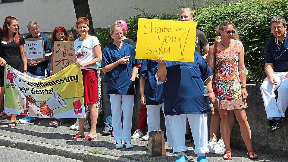 Zur&uuml;ck auf die Stra&szlig;e wie 2022 und 2024: Am Dienstagabend haben die Sana-Besch&auml;ftigten erneut f&uuml;r den Arbeitskampf gestimmt. 2,5 Prozent Lohnplus sind ihnen zu wenig.