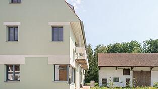Architekt Wolfgang Rossbauer hat den Eckmayerhof in die Gegenwart geführt und das alte Hallertauer Haus neu aufgebaut. Der Stadel auf dem Hof steht als nächstes Projekt an.