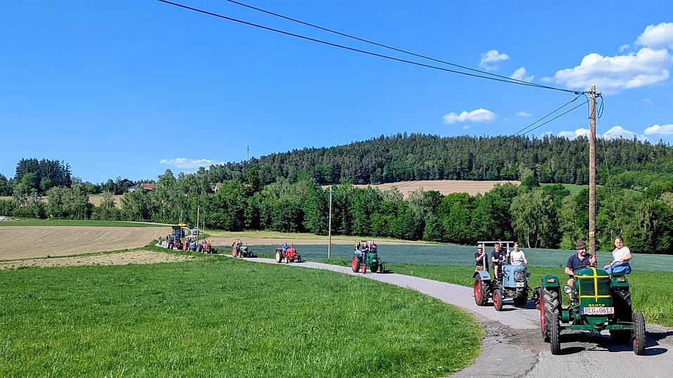 Nach einer kleinen Oldtimer-Rundfahrt wurde in Kolonne die Kapelle am Thannhof bei Prackenbach angesteuert. Nach einer kleinen Oldtimer-Rundfahrt wurde in Kolonne die Kapelle am Thannhof bei Prackenbach angesteuert.