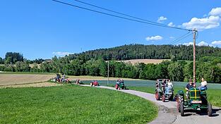 Nach einer kleinen Oldtimer-Rundfahrt wurde in Kolonne die Kapelle am Thannhof bei Prackenbach angesteuert.